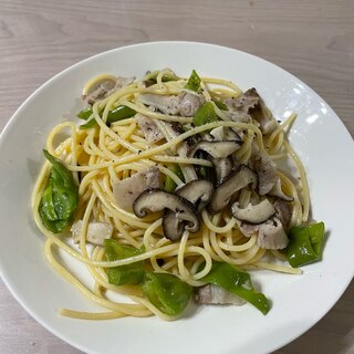 万願寺とうがらしと豚肉のパスタ